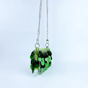 Détail du mini sac à paillettes vertes fait main avec anneaux métalliques et chaîne argentée