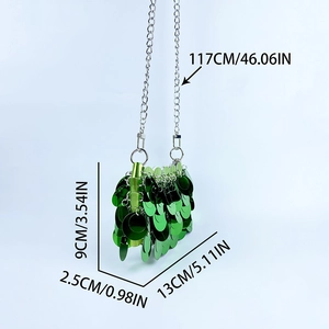 Détail du sac de soirée à paillettes vertes avec dimensions 13x9cm et bandoulière chaîne