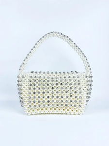 Gros plan du sac à main élégant en perles tressées avec des accents de strass argentés