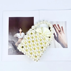 Elegante borsa a secchiello in perle fatta a mano con fodera in raso beige per matrimoni