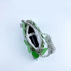 Détail du mini sac à paillettes vertes avec fermeture éclair et doublure intérieure