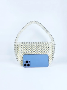 Sac à main de luxe perles et strass avec smartphone pour comparaison de taille réelle