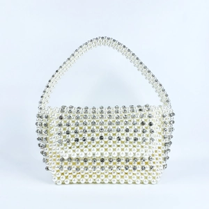 Détail du sac à main en perles fait main élégant avec des accents de strass brillants