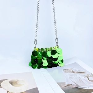 Vue détaillée du mini sac de soirée à paillettes vert vif avec chaîne argentée