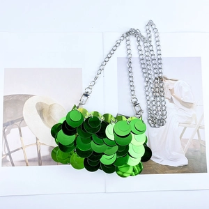 Vue détaillée du sac bandoulière à paillettes vert émeraude avec chaîne argentée