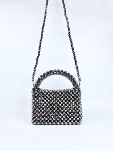 Détail du sac à bandoulière en perles argentées avec texture de perles métalliques facettées