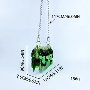Dimensions du mini sac à paillettes vertes montrant 13cm de large et 9cm de haut