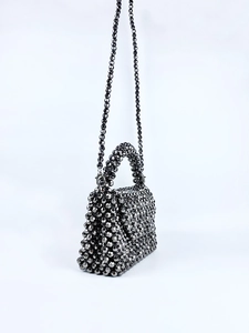 Détails des perles en acrylique facettées gris foncé sur ce sac à main artisanal