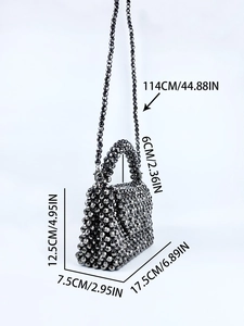 Dimensions détaillées d'un sac en perles noires avec mesures de bandoulière et poignée