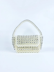 Détail du sac à main en perles blanches fait main avec des accents de strass argentés