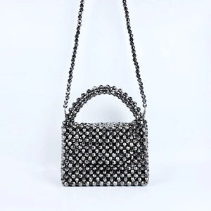 Détail du sac bandoulière fait main en perles gris foncé avec finition acrylique et sangle