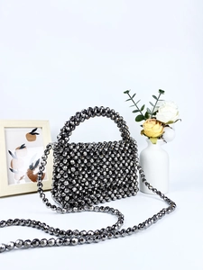 Sac à main artisanal en perles gris métallisé avec bandoulière chaîne et poignée chic