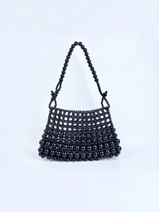 Détail du sac à bandoulière en perles noires fait main avec texture de maille tissée
