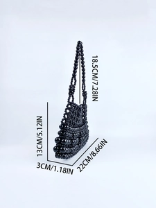 Détail du sac à main noir en perles avec dimensions 22x13x3cm et anse de 18,5cm