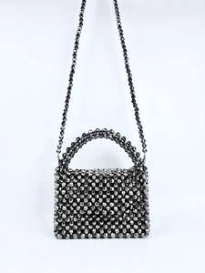Détail d'un sac à main en perles argent foncé avec perles facettées et bandoulière