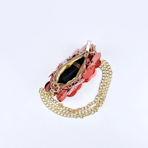 Détail du mini sac à paillettes rouges montrant la doublure et la fermeture éclair dorée