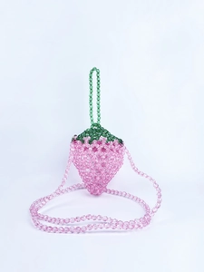 Dettaglio borsa a fragola in perline con perle rosa e manico a forma di foglia