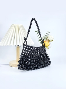 Sac à main en perles noires fait main pour femmes avec un design en filet tissé pour les sorties