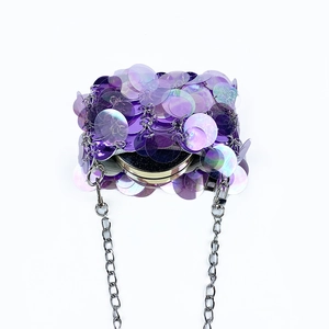 Vue détaillée du mini sac à paillettes violettes montrant l'intérieur et la chaîne argentée