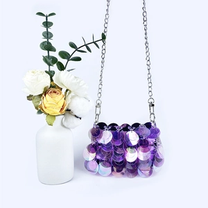 Détail du sac bandoulière à paillettes violettes avec finition laser et chaîne argent