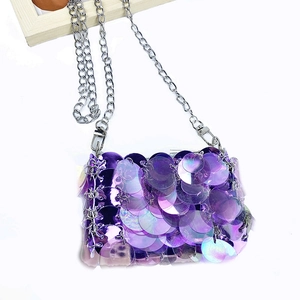 Détail de paillettes mauves et chaîne argentée sur un mini sac à bandoulière chic