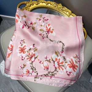 Carré de soie en satin rose avec imprimé floral magnolia et texture élégante