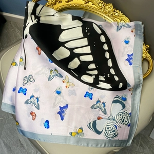 Elegante pañuelo de seda rosa claro con estampado de mariposas y borde azul mujer