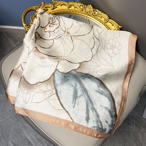 Élégant foulard carré en soie blanc cassé avec imprimé camélia marron et feuilles vertes