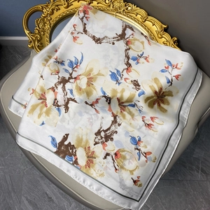 Carré de soie satiné 70x70 avec imprimé fleurs de prunier sur tissu blanc élégant