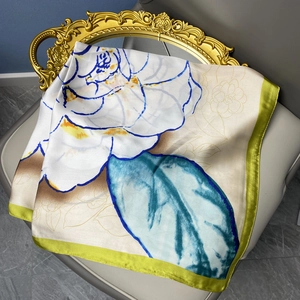 Carré de soie avec imprimé camélia bleu et bordure vert citron éclatant