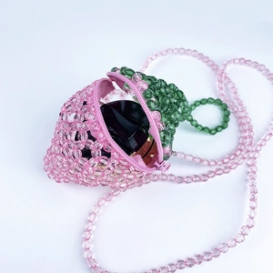Borsa a tracolla fatta a mano con perline a forma di fragola rosa da donna