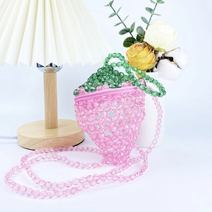 Borsa a tracolla fatta a mano a forma di fragola con perline rosa e foglie verdi