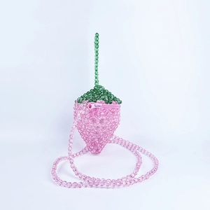Borsa a tracolla a fragola fatta a mano in perline acriliche rosa con dettaglio foglia