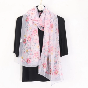 Écharpe longue en soie pour femme avec motif floral élégant en rose et violet pastel