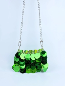Sac bandoulière élégant en paillettes vert émeraude avec bandoulière chaîne argentée