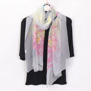 Écharpe longue semi-transparente respirante avec motifs de fleurs roses et plumes de paon
