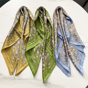 Trois foulards en satin vintage à motif Paisley jaune vert et bleu sur marbre