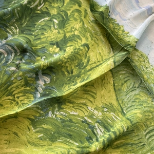 Macro-opname van 70x70cm satijnen vierkante sjaal met groene olieverfprint in Van Gogh-stijl