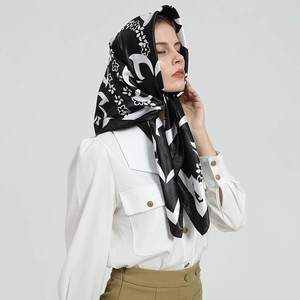 Élégant foulard en satin noir et blanc avec imprimé floral porté sur la tête avec chemise