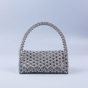 Borsa da polso a triangolo fatta a mano con perle acriliche argentate e stile vintage