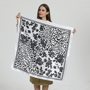 Carré de soie 90x90 avec motif floral de roses et imprimé léopard élégant