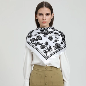 Carré de soie élégant avec imprimé floral de roses noires et bordure à rayures