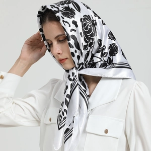 Détail d'un carré de soie avec motifs de roses noires et imprimé léopard