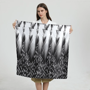 Détail d'un grand foulard carré en soie de 90cm avec motif géométrique noir et blanc