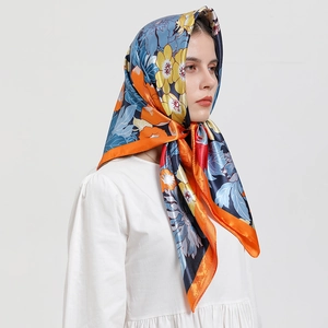 Élégant foulard en soie avec imprimés de feuilles de ginkgo colorées pour un look chic