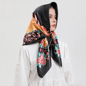 Carré en soie nordique à fleurs porté avec élégance en foulard pour femme