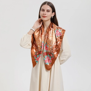Carré en satin caramel nordique avec imprimé floral de roses et motifs baroques