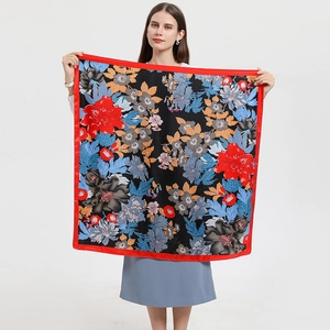 Détail d'un grand foulard en soie avec feuilles de ginkgo et motifs floraux