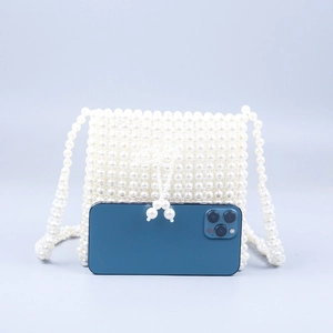 Mini sac bandoulière fait main en perles blanches avec nœud en perles et sangle fine