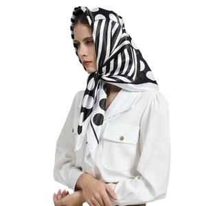 Carré de soie élégant pour femmes noir et blanc avec pois et motifs géométriques
